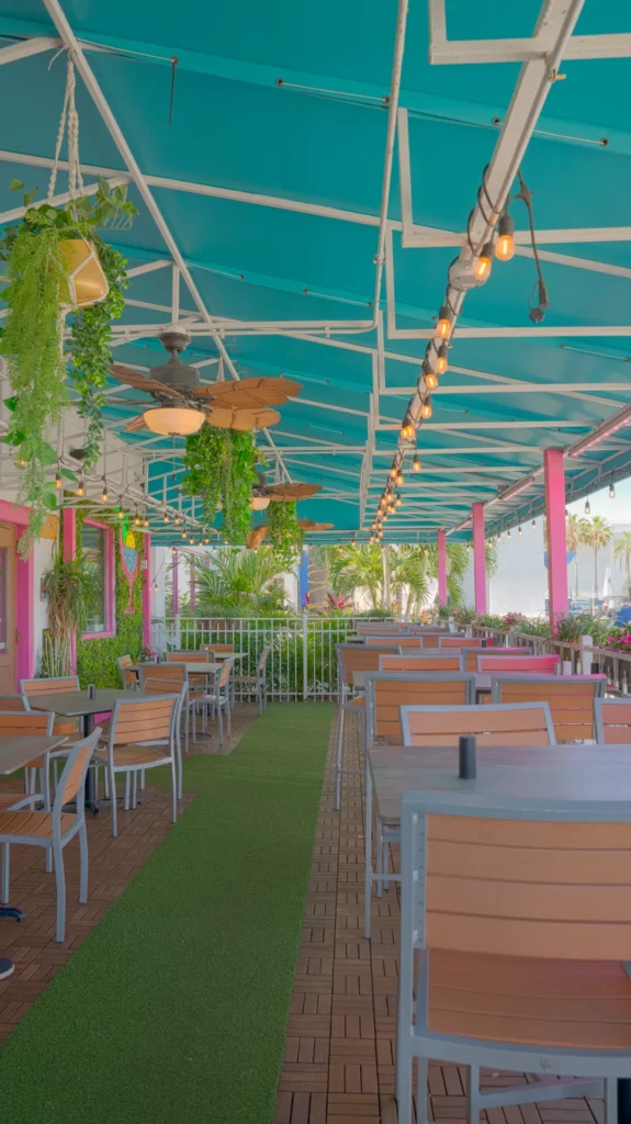 Margarita-island-restaurant-merritt-island-florida-outdoor-tables