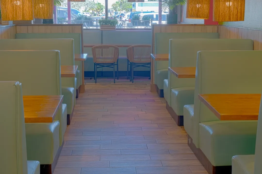 Margarita-island-restaurant-merritt-island-florida-interior-padded-tables