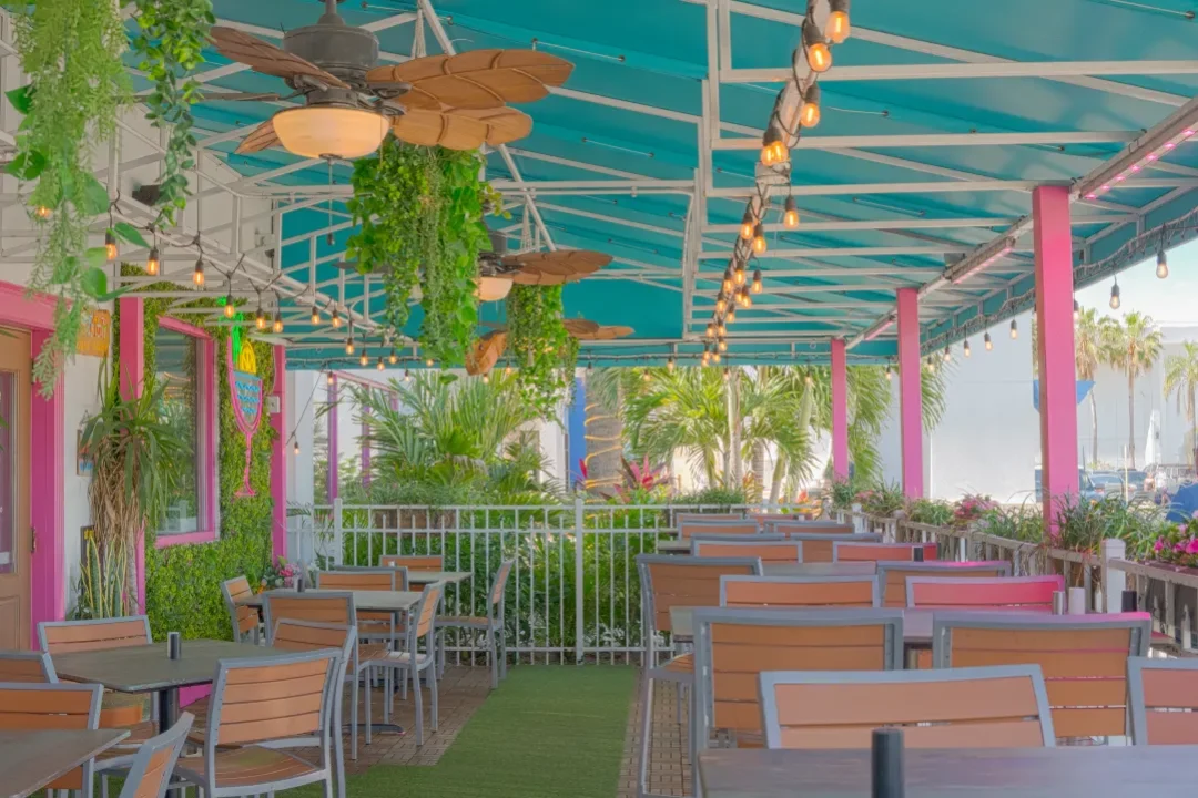 Margarita-island-restaurant-merritt-island-florida-outdoor-tables